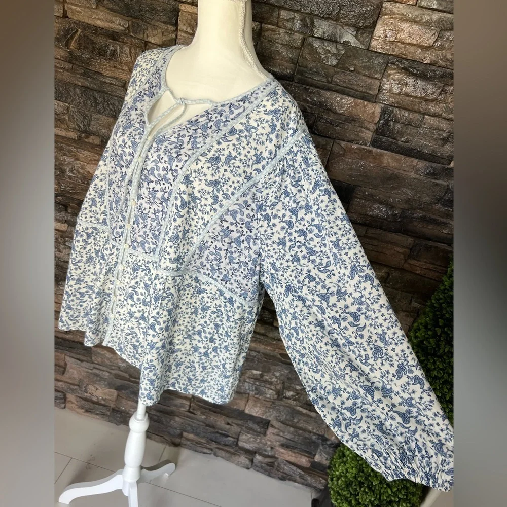 Old Navy Floral Blue and White Blouse - Picture 3 of 13